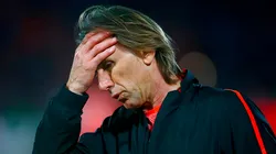 Ricardo Gareca durante un partido de fútbol.