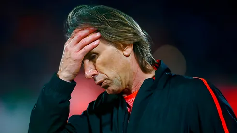 Ricardo Gareca durante un partido de fútbol.