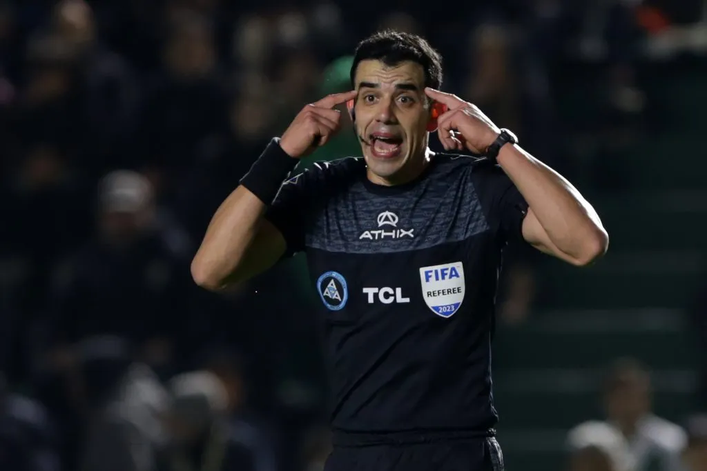 Leandro Ezequiel Rey Hilfer dirigiendo la Copa de la Liga Profesional 2023. (Photo by Daniel Jayo/Getty Images)