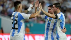 Giovani Lo Celso marcó el único gol argentino y lo festeja con Lautaro Martínez y Nicolás Tagliafico.
