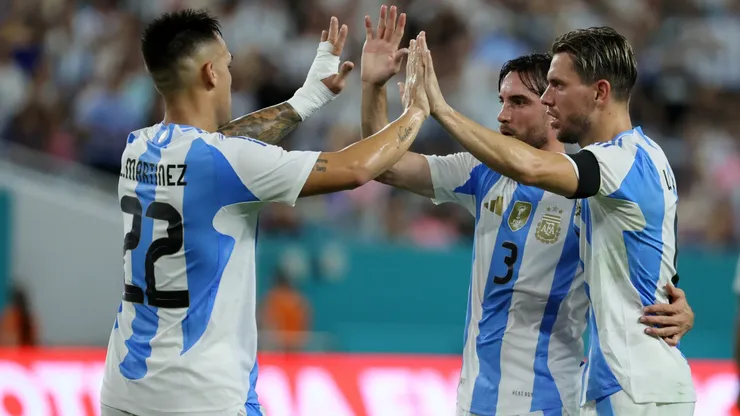 Giovani Lo Celso marcó el único gol argentino y lo festeja con Lautaro Martínez y Nicolás Tagliafico.