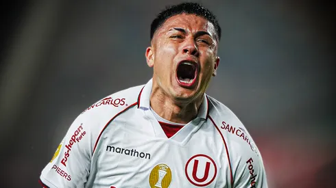Jairo Concha festejando un gol con Universitario.
