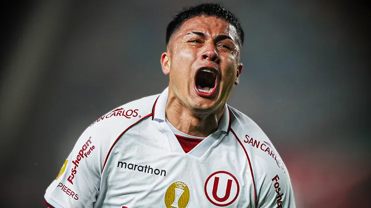 Jairo Concha festejando un gol con Universitario.