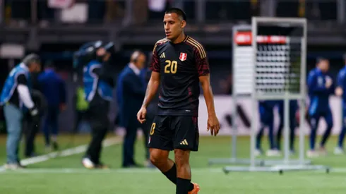 Álex Valera, delantero de Perú.