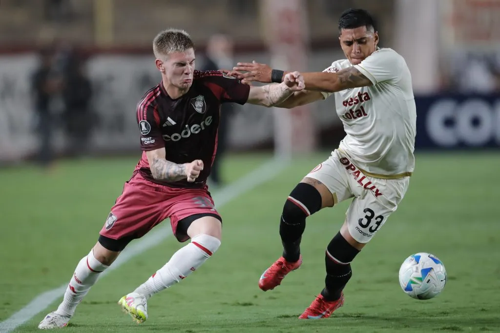 César Inga jugando contra River Plate. (Photo by Daniel Apuy/Getty Images)