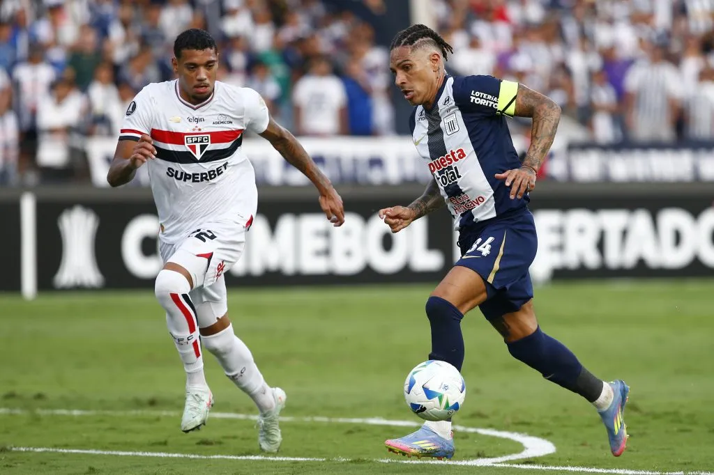 Paolo Guerrero jugando la Copa Libertadores. (Photo by Fernando Sangama/Getty Images)