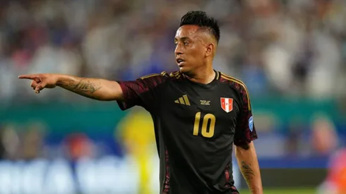 Christian Cueva con camiseta de Perú.