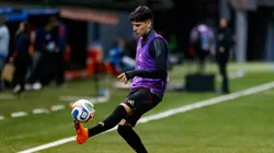 Felipe Chávez calentando con Perú.