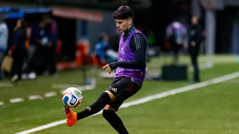 Felipe Chávez calentando con Perú.