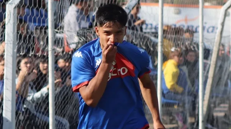 Marco Rivas, besando la camiseta de Tigre.