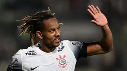 André Carrillo con camiseta de Corinthians.