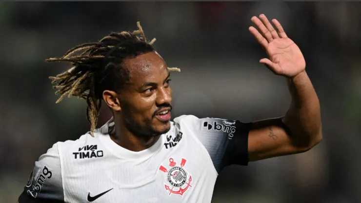 André Carrillo con camiseta de Corinthians.