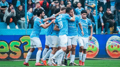 Jugadores Sporting Cristal abrazados.