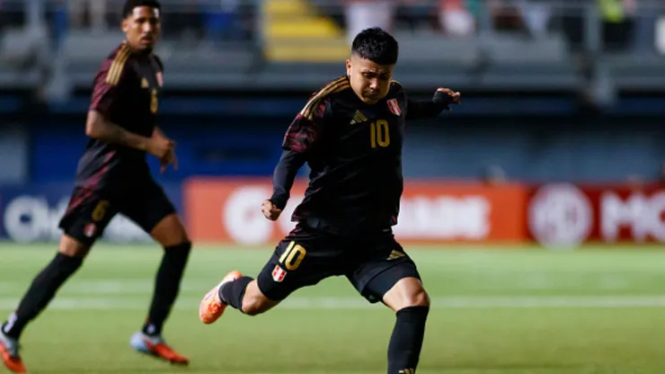 Jairo Concha con camiseta de Perú.