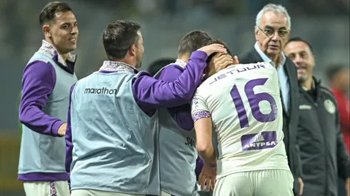 Universitario festeja por su triunfo y se acerca al tricampeonato.