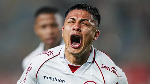 Jairo Concha festejando un gol con Universitario.