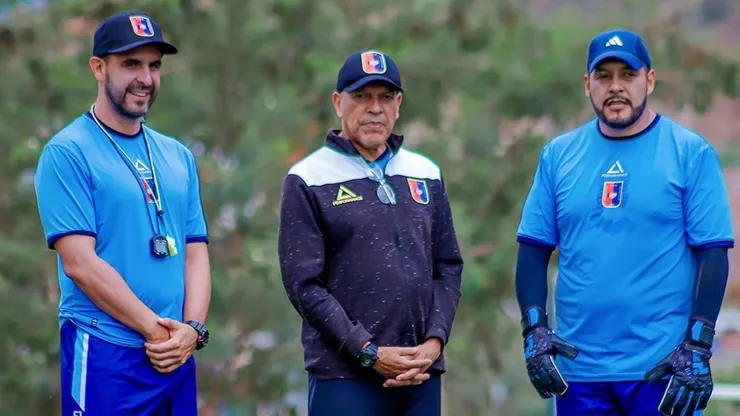Roberto Mosquera y su comando técnico.
