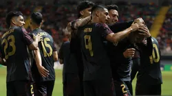 Jugadores de la Selección Peruana abrazados.