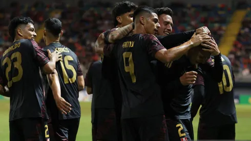 Jugadores de la Selección Peruana abrazados.