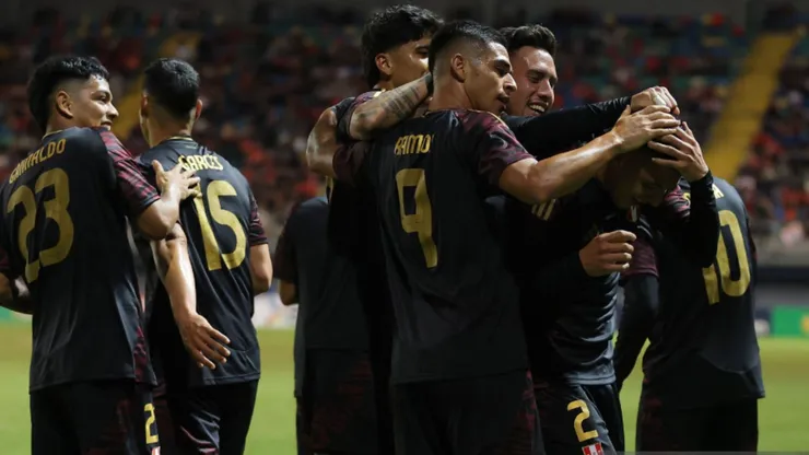 Jugadores de la Selección Peruana abrazados.