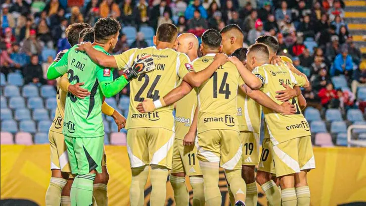 Jugadores de Cusco FC abrazados.