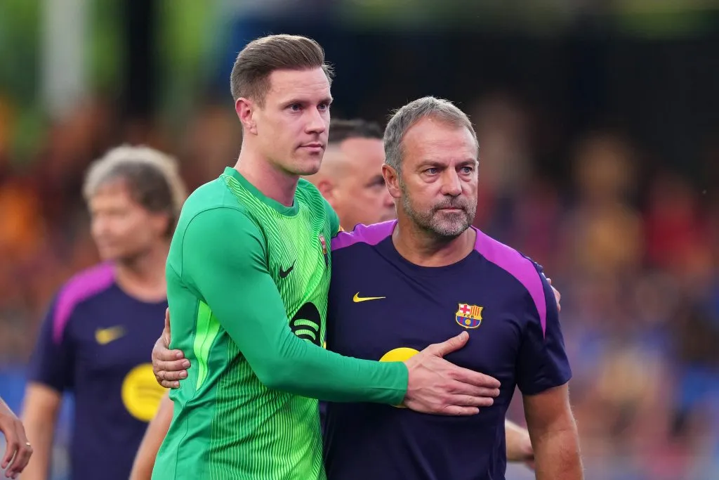 Marc-Andre Ter Stegen capitán principal del FC Barcelona junto a Hansi Flick. (Photo by Alex Caparros/Getty Images)
