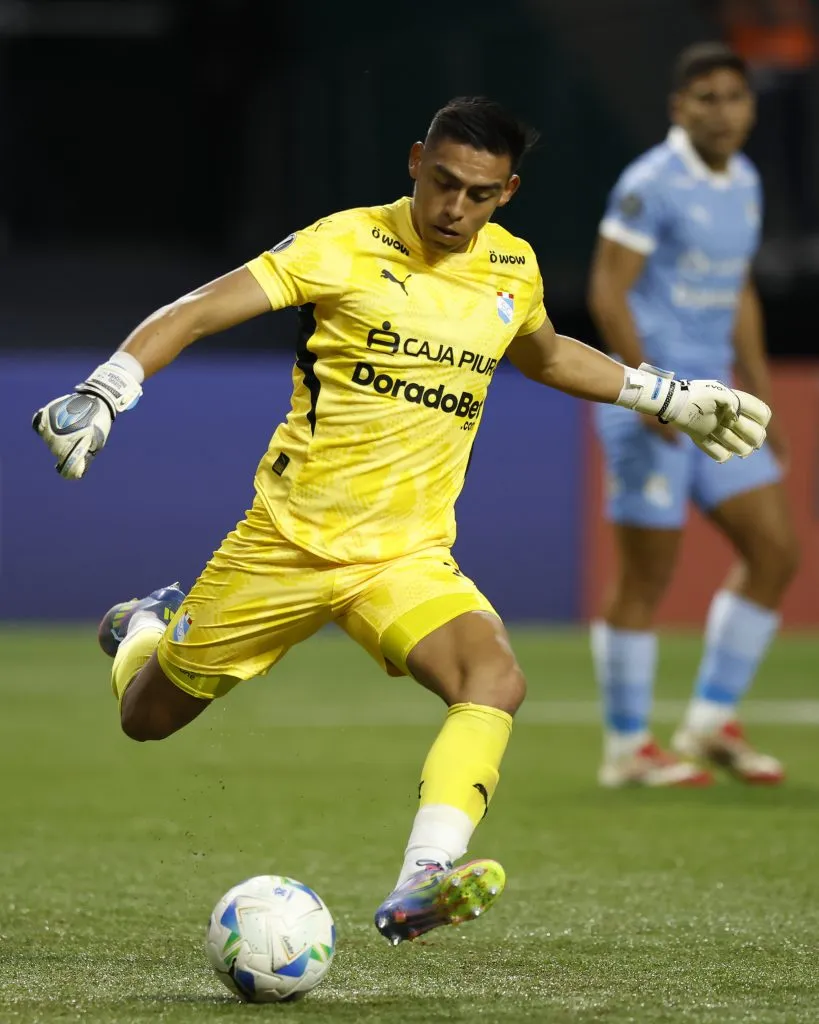 Diego Enriquez atajando con Sporting Cristal en la Copa CONMEBOL Libertadores 2025.  (Photo by Miguel Schincariol/Getty Images)