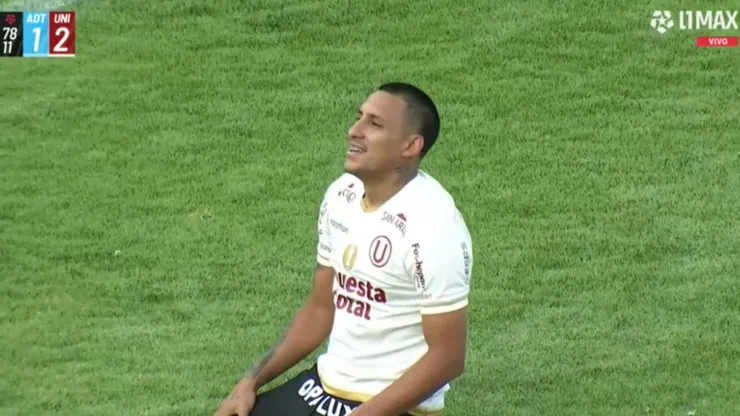 Álex Valera, arrodillado luego del gol del título para Universitario.