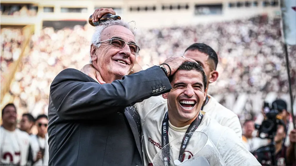 Jorge Fossati y Aldo Corzo celebrando el título del 2023 (Universitario).