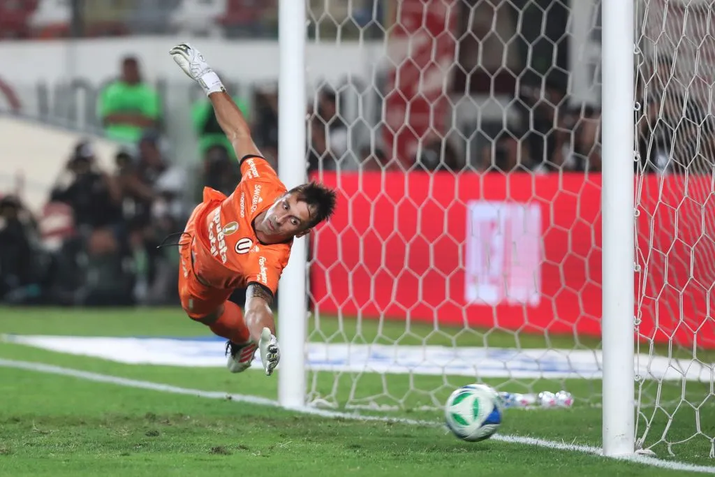 Sebastian Britos con la camiseta de Universitario. (Photo by Raul Sifuentes/Getty Images)