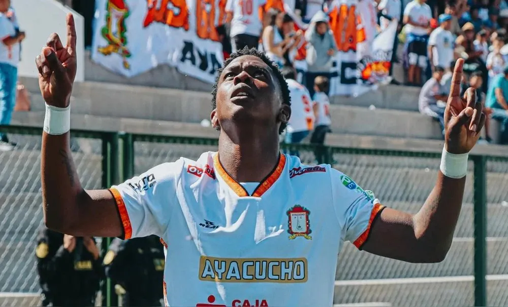 Juan Lucumí la rompe en Ayacucho FC. (Foto: X).