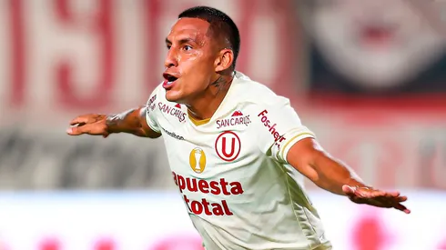 Alex Valera festejando con Universitario.
