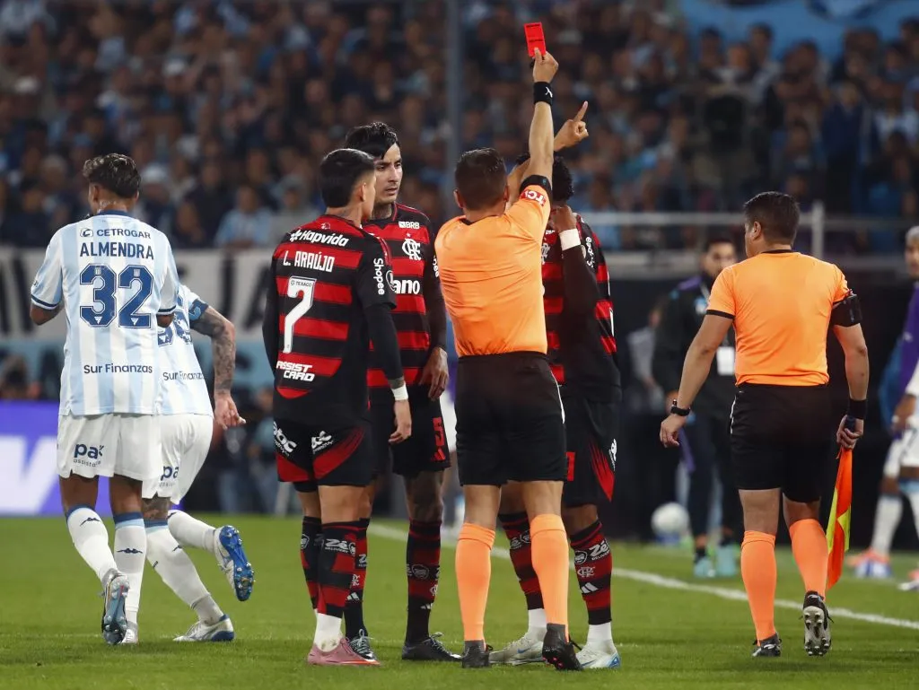 Gonzalo Plata expulsado en el Racing vs. Flamengo por la Copa Libertadores. (Foto: Getty Images)