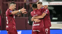 Jugadores de Lanús celebrando el gol ante U. de Chile.