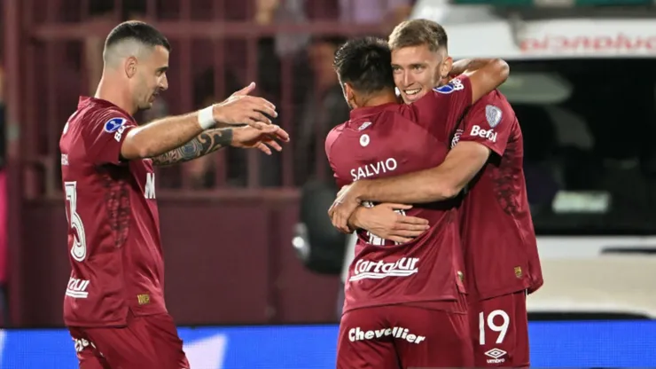 Jugadores de Lanús celebrando el gol ante U. de Chile.