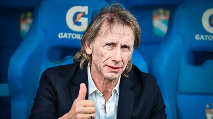 Ricardo Gareca posando para la cámara.