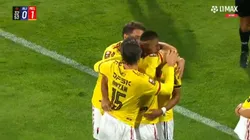 El abrazo en Melgar por el 1-0 de Bernardo Cuesta.