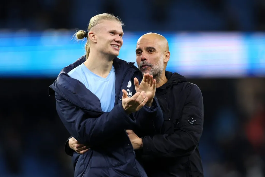 Pep Guardiola al lado de la figura del partido: Erling Haaland. (Photo by Michael Steele/Getty Images)