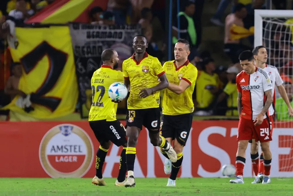Janner Corozo jugando en el Barcelona SC ante River Plate. (Photo by Franklin Jacome/Getty Images)