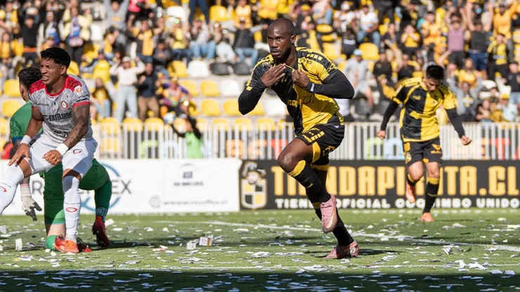 Cecilio Waterman celebrando su gol con Coquimbo.