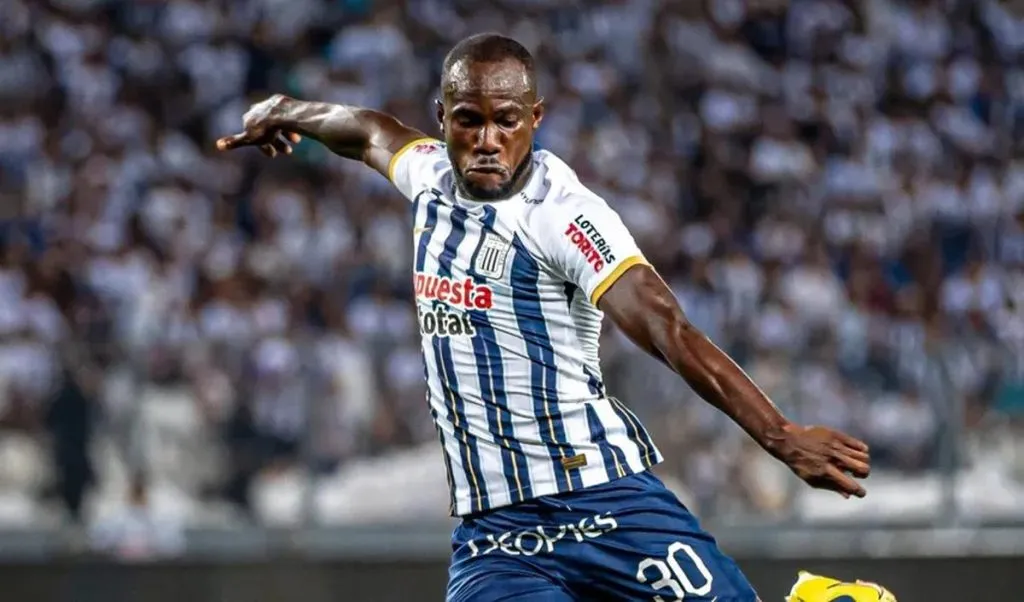 Cecilio Waterman jugando en Alianza Lima. (Foto: X).