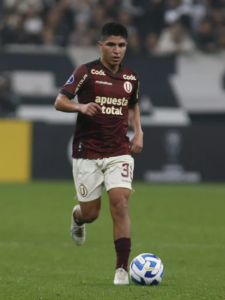 Piero Quispe jugando en Universitario en Sao Paulo, Brazil. (Photo by Miguel Schincariol/Getty Images)