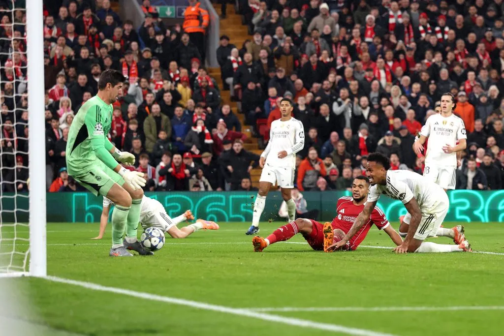 Cody Gakpo perdiendo en un mano a mano con Thibaut Courtois. (Photo by Carl Recine/Getty Images)