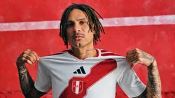 Paolo Guerrero vistiendo la nueva camiseta de Perú.
