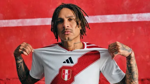 Paolo Guerrero vistiendo la nueva camiseta de Perú.
