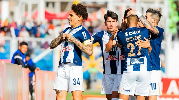 Paolo Guerrero celebrando con Alianza Lima.