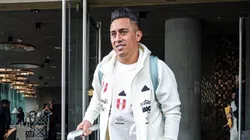 Christian Cueva con indumentaria de Perú.