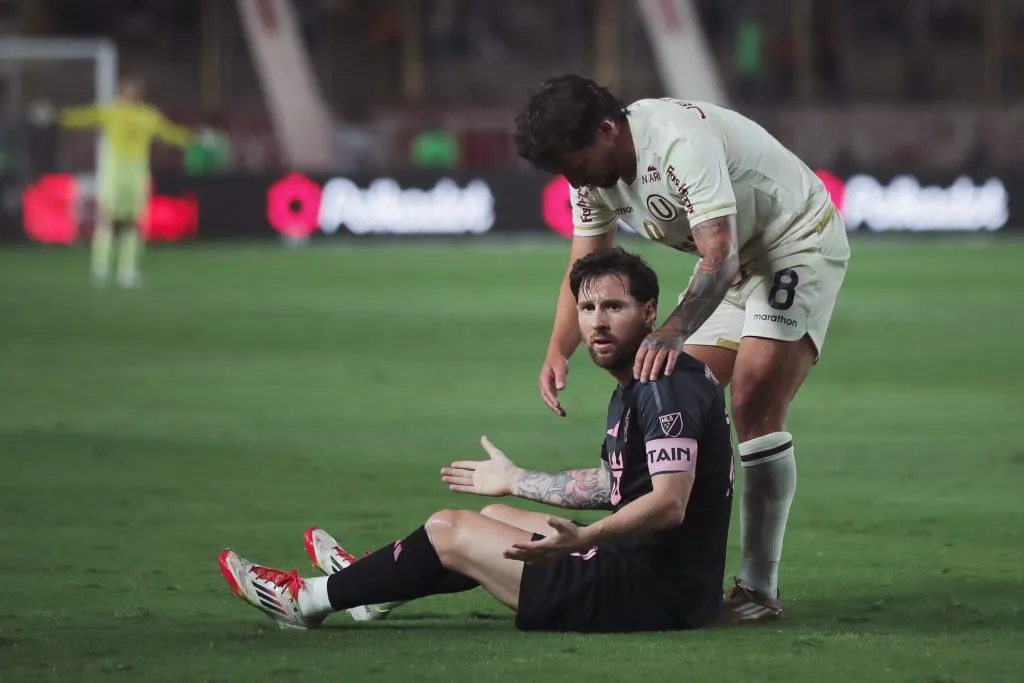Gabriel Costa jugando en Universitario ante Inter Miami de Lionel Messi. (Photo by Daniel Apuy/Getty Images)