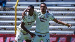 José Carabalí y Alex Valera durante un partido con Universitario.