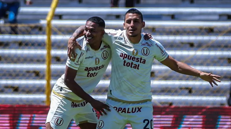 José Carabalí y Alex Valera durante un partido con Universitario.